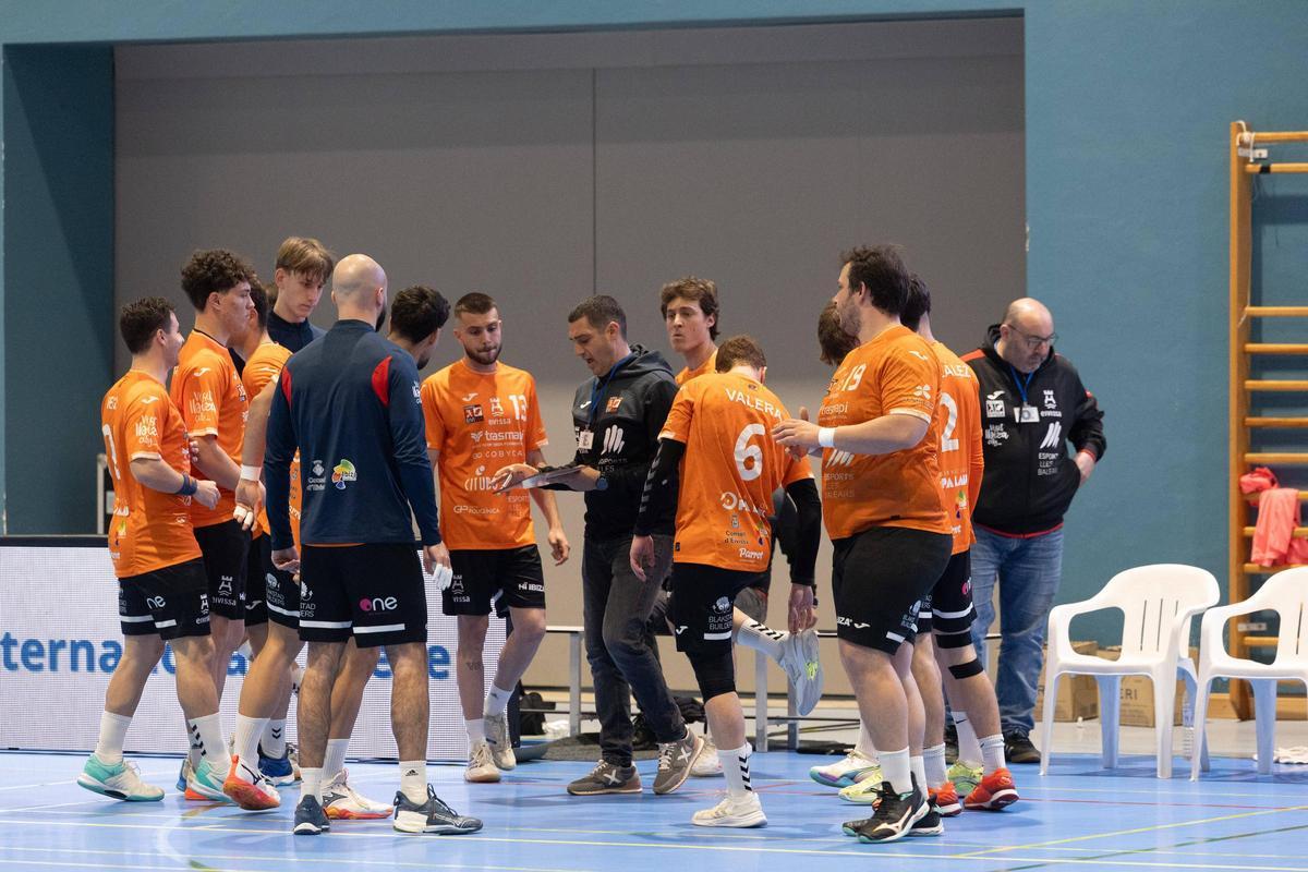 Geno Tilves da unas instrucciones a sus jugadores en una imagen de archivo