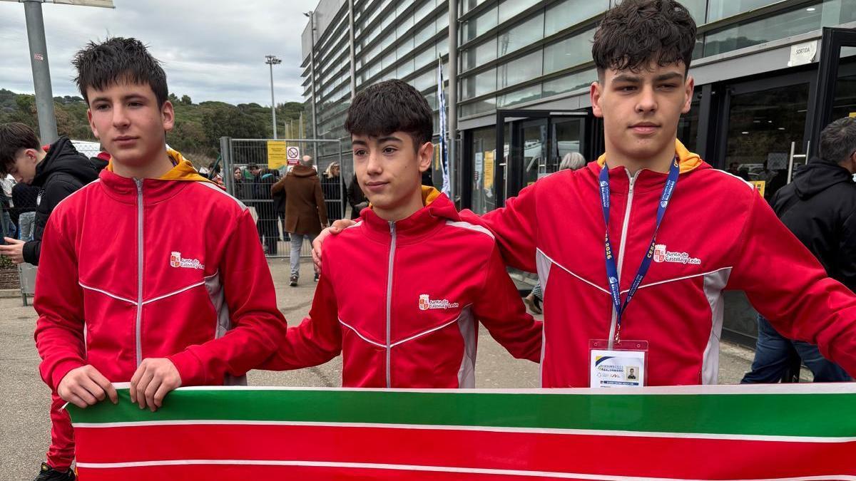 Los infantiles Yago Mazón, Héctor Pérez y Fermín Cabrero, posan en el CESA 2026 con la bandera de Zamora.