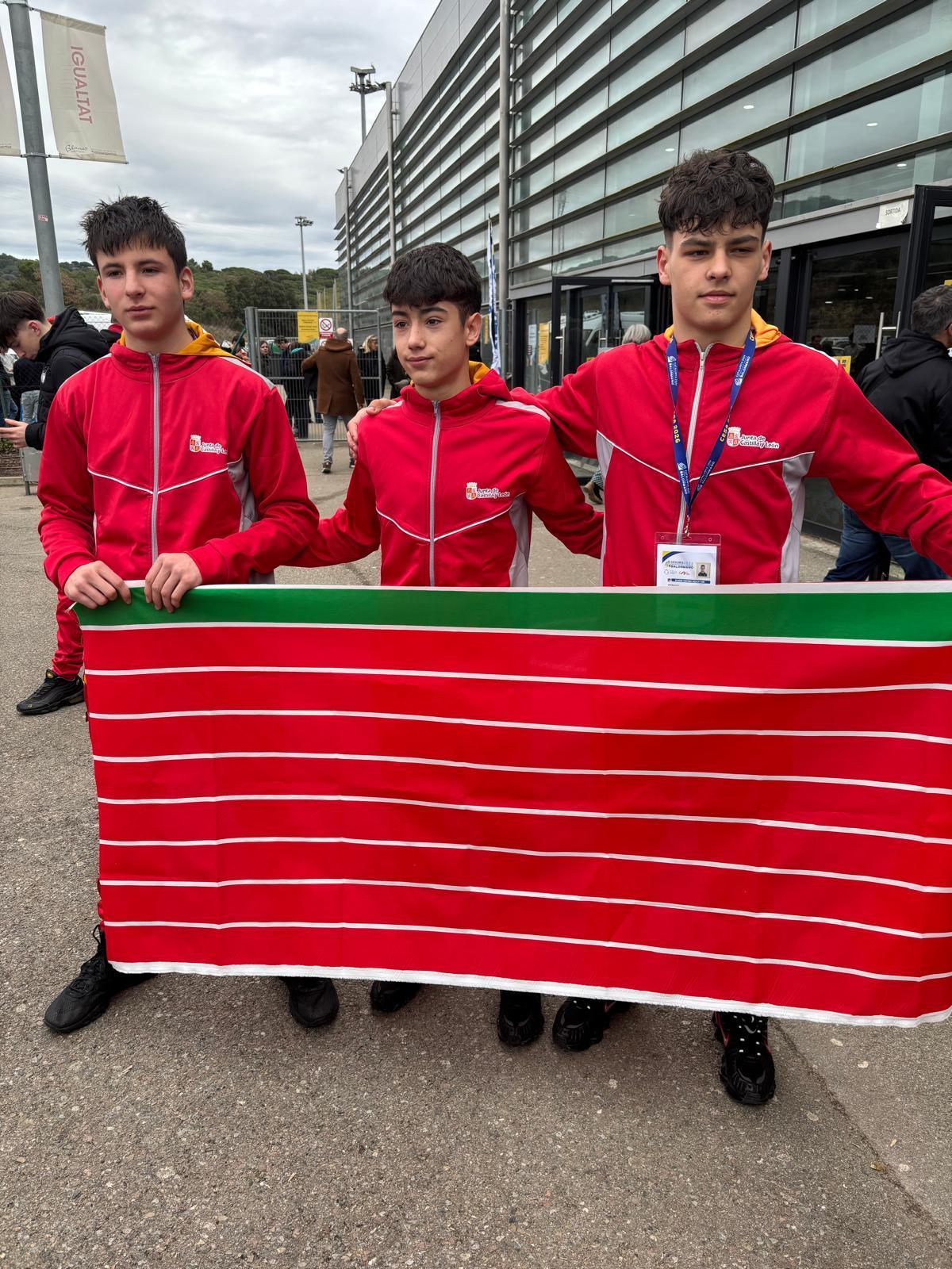 Los infantiles Yago Mazón, Héctor Pérez y Fermín Cabrero, posan en el CESA 2026 con la bandera de Zamora.