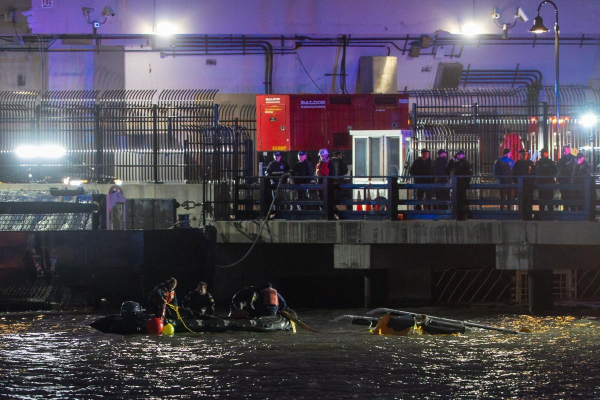 Cinco turistas catalanes y el piloto mueren al caer un helicóptero en el río Hudson de Nueva York