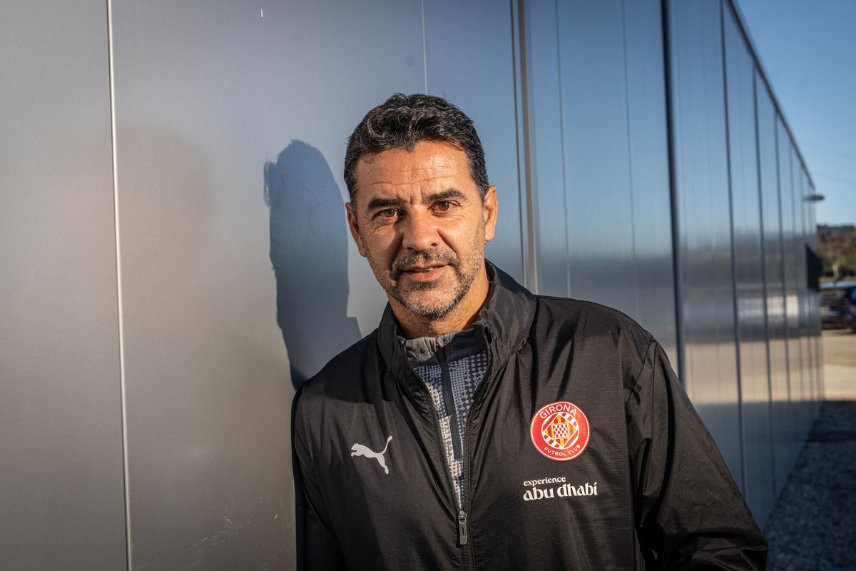 Míchel, junto a los vestuarios de la ciudad deportiva de Vilablareix.