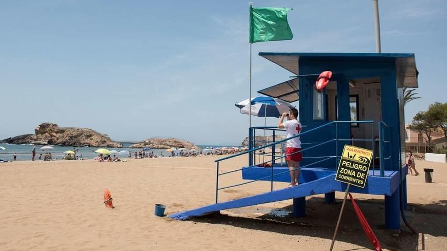 Los socorristas de Cruz Roja comenzaron ayer a trabajar en cuatro playas de Mazarrón.