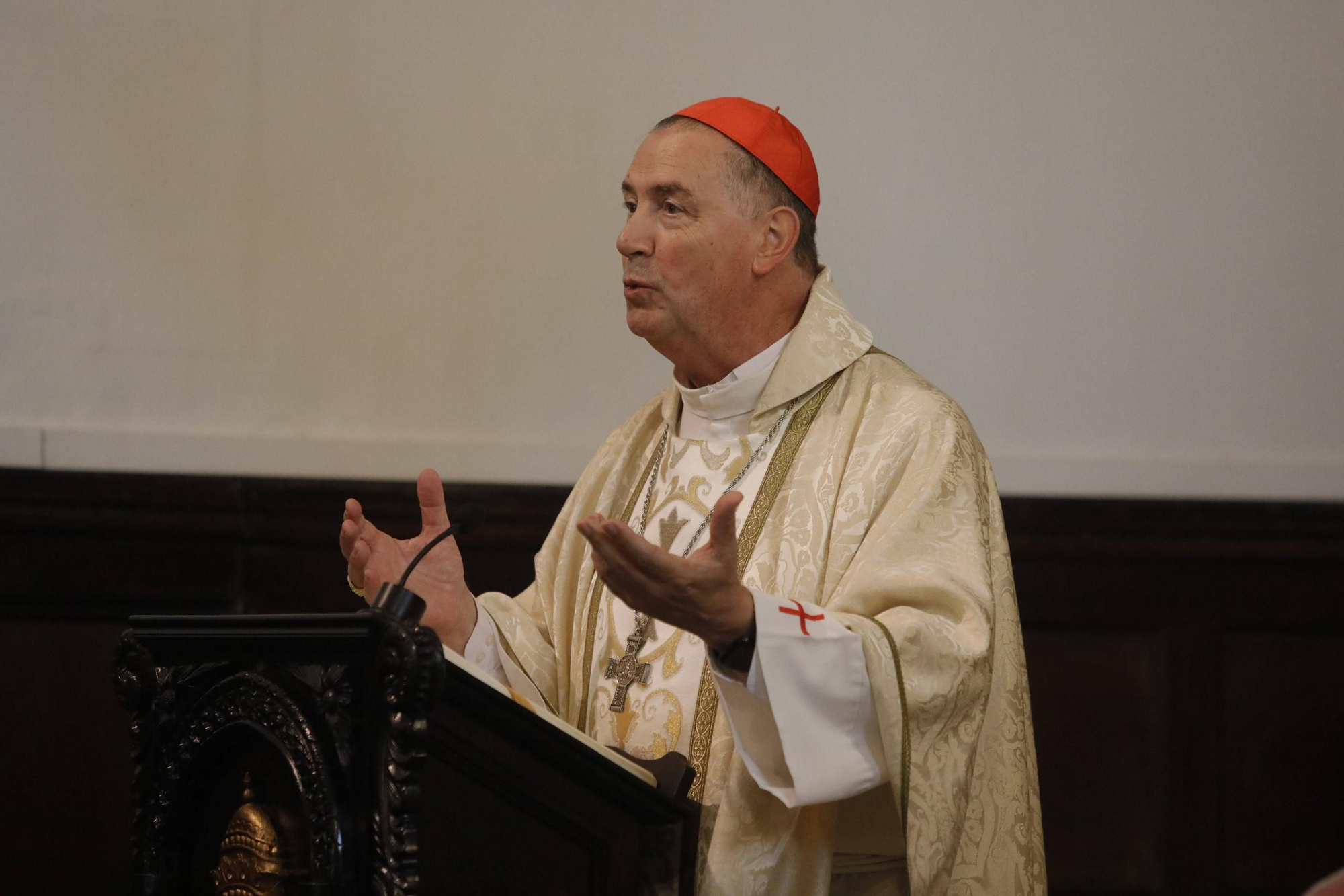 El cardenal Ángel Fernández Artime oficia la primera misa cardenalicia de Gozón en el día de Todos los Santos en la parroquia de Santa María de Luanco