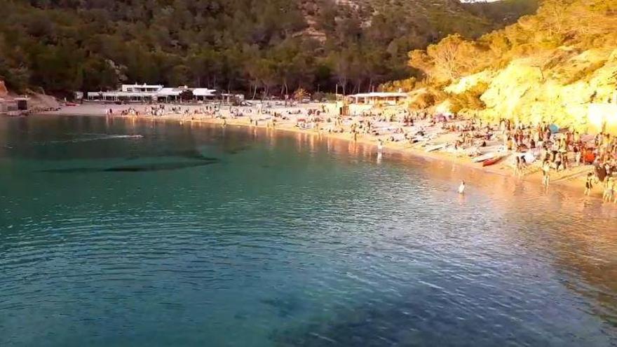 Más de 200 personas participan en una fiesta de los tambores en una playa de Ibiza