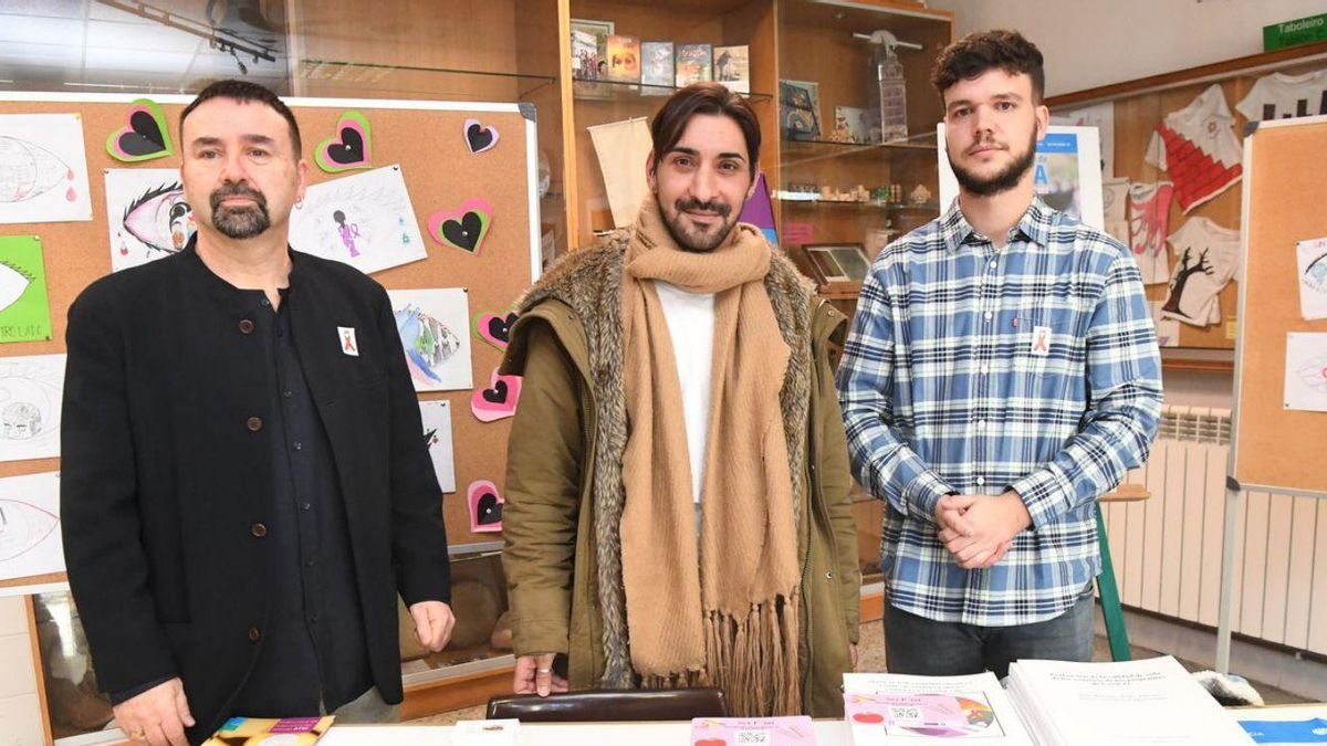 Juan Bonome, Rubén Barral y André Lage, psicólogo, sexólogo y alumno en prácticas de Casco, durante la conferencia-taller sobre prevención organizada ayer en el IES Puga Ramón, en A Coruña.  | // C. PARDELLAS