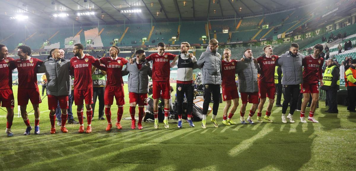 Los jugadores del Stuttgart celebran su victoria en Glasgow. | EFE
