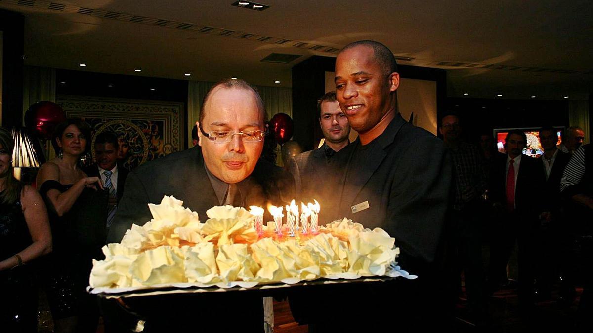 Fernando Méndez sopla las velas de su 50 cumpleaños.