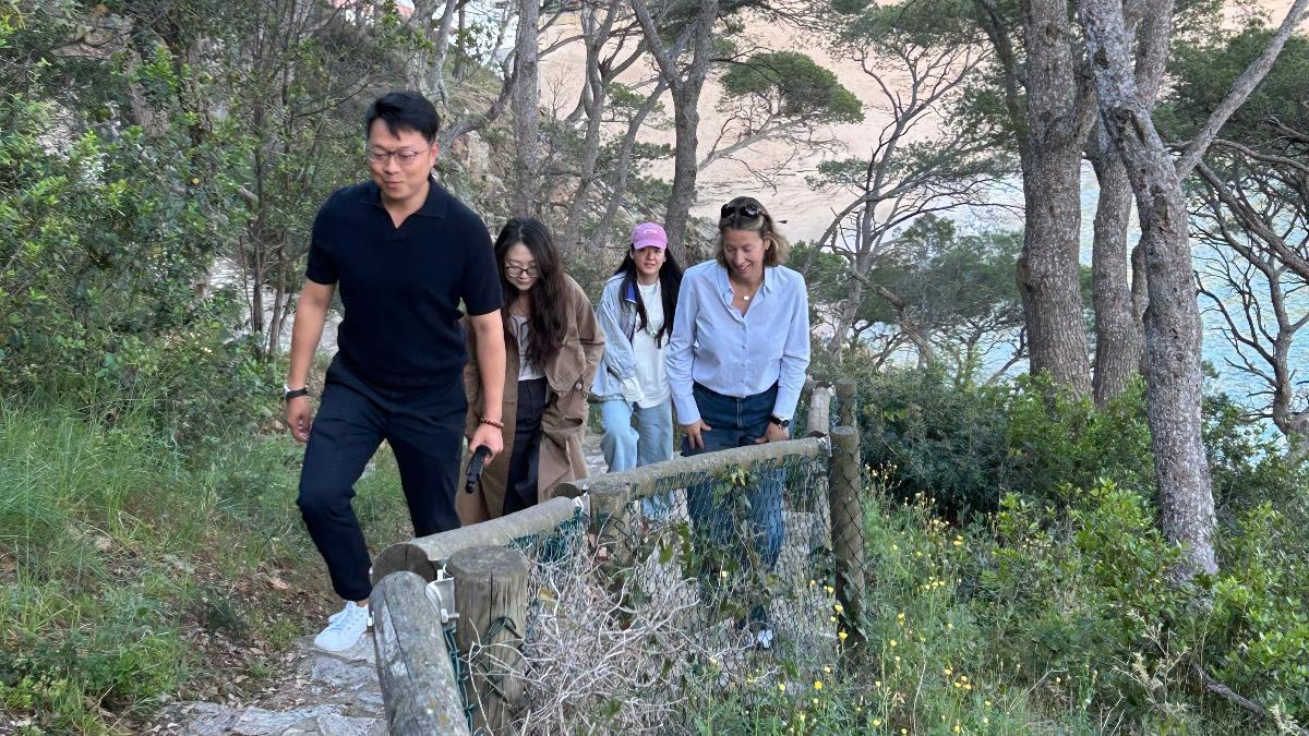 Els operadors xinesos durant la visita a Tossa de Mar.