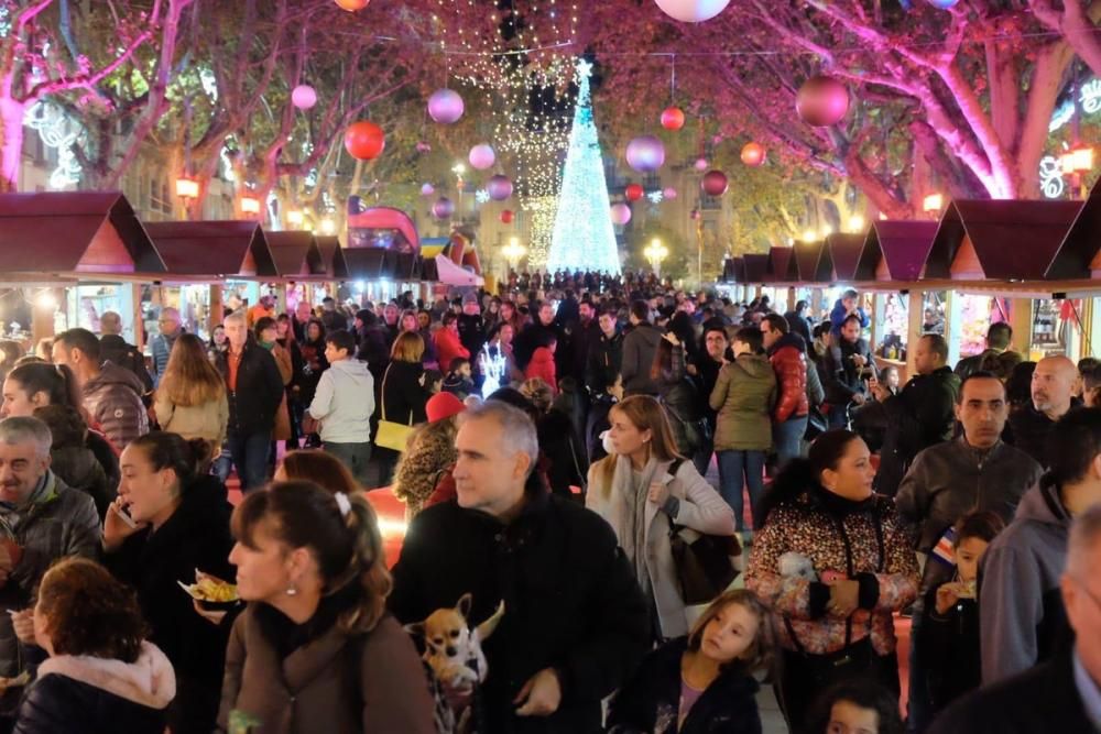 Ple absolut a la Rambla de Figueres en la inauguració del Mercat de Nadal.