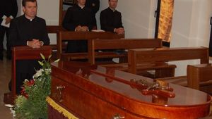 Marcelino y Jesús María, investigado y exdirector del Highlands, en el fondo durante el funeral