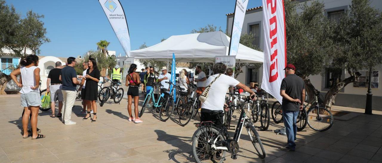 Rafael González y Ana Juan conversan en la muestra de bicicletas de Formentera.