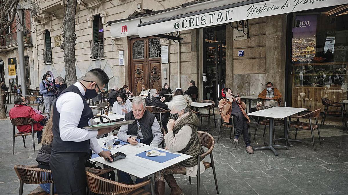 La terraza del Bar Cristal, uno de los bares míticos de la ciudad que volvió a abrir sus puerta tras un largo período.