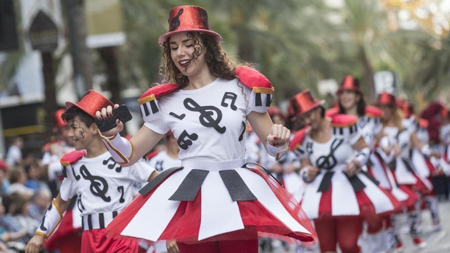 El desfile del Ninot deja momentos muy divertidos en las calles de Alicante