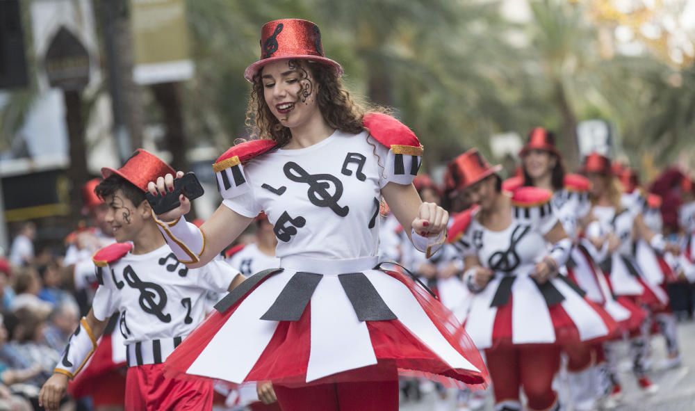 El desfile del Ninot deja momentos muy divertidos en las calles de Alicante