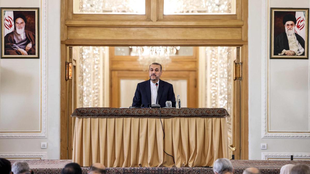 El ministro de Asuntos Exteriores de Irán, Hossein Amir-Abdollahian, ofrece una rueda de prensa en Teherán, este domingo.