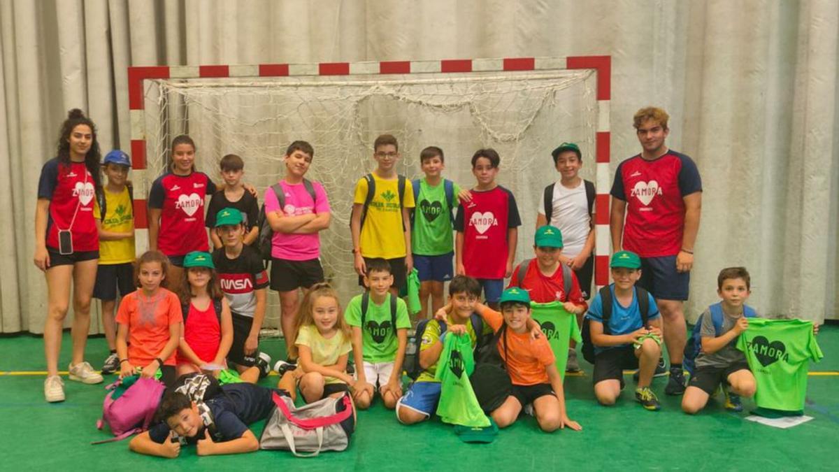 Los jóvenes participantes de un turnno posan con sus monitores. |