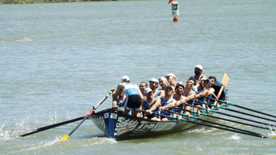 La trainera de Tirán Pereira durante la regata de ayer en el río Guadalquivir, en Sevilla. // Suso Núñez