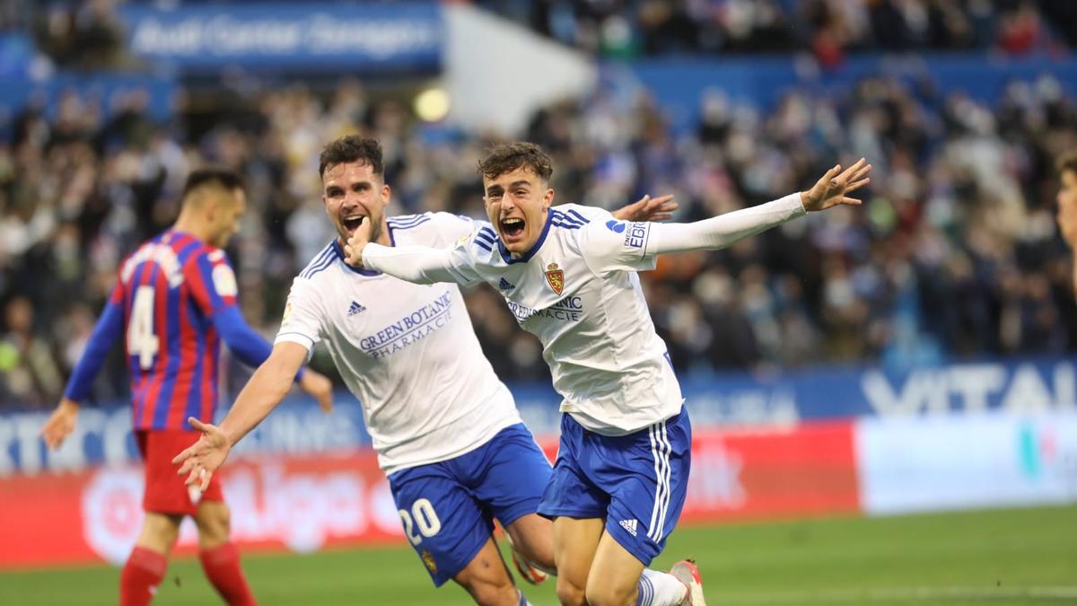 Francés, eufórico, celebra el gol con Álvaro Giménez a su lado.