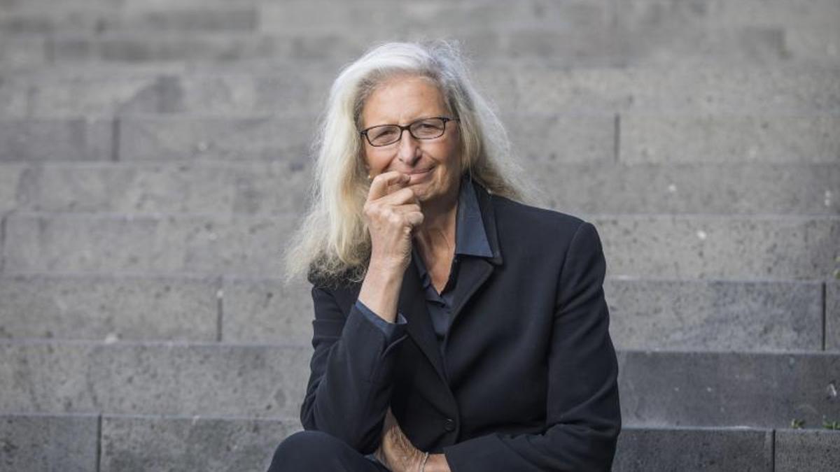 La fotógrafa alemana Annie Leibovitz posa en la escalinata de la asociación artística Familie Montez en Fráncfort, Alemania