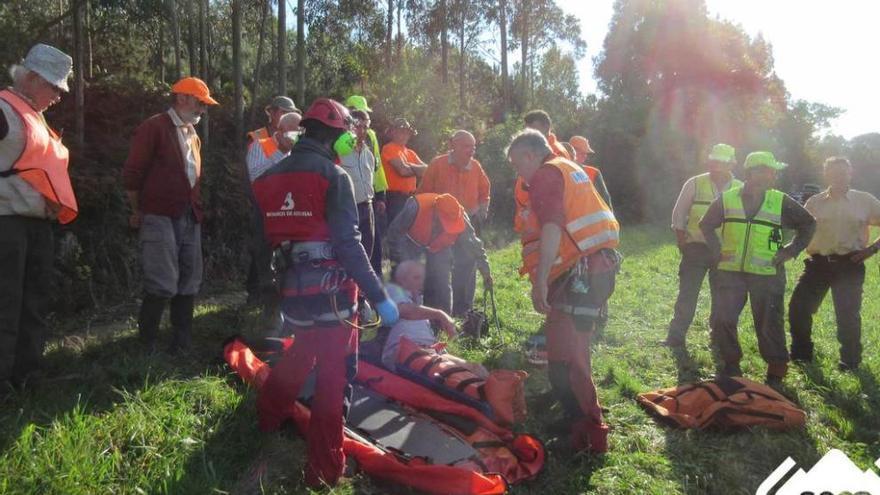 Evacuación del cazador herido ayer por la tarde en Navia.