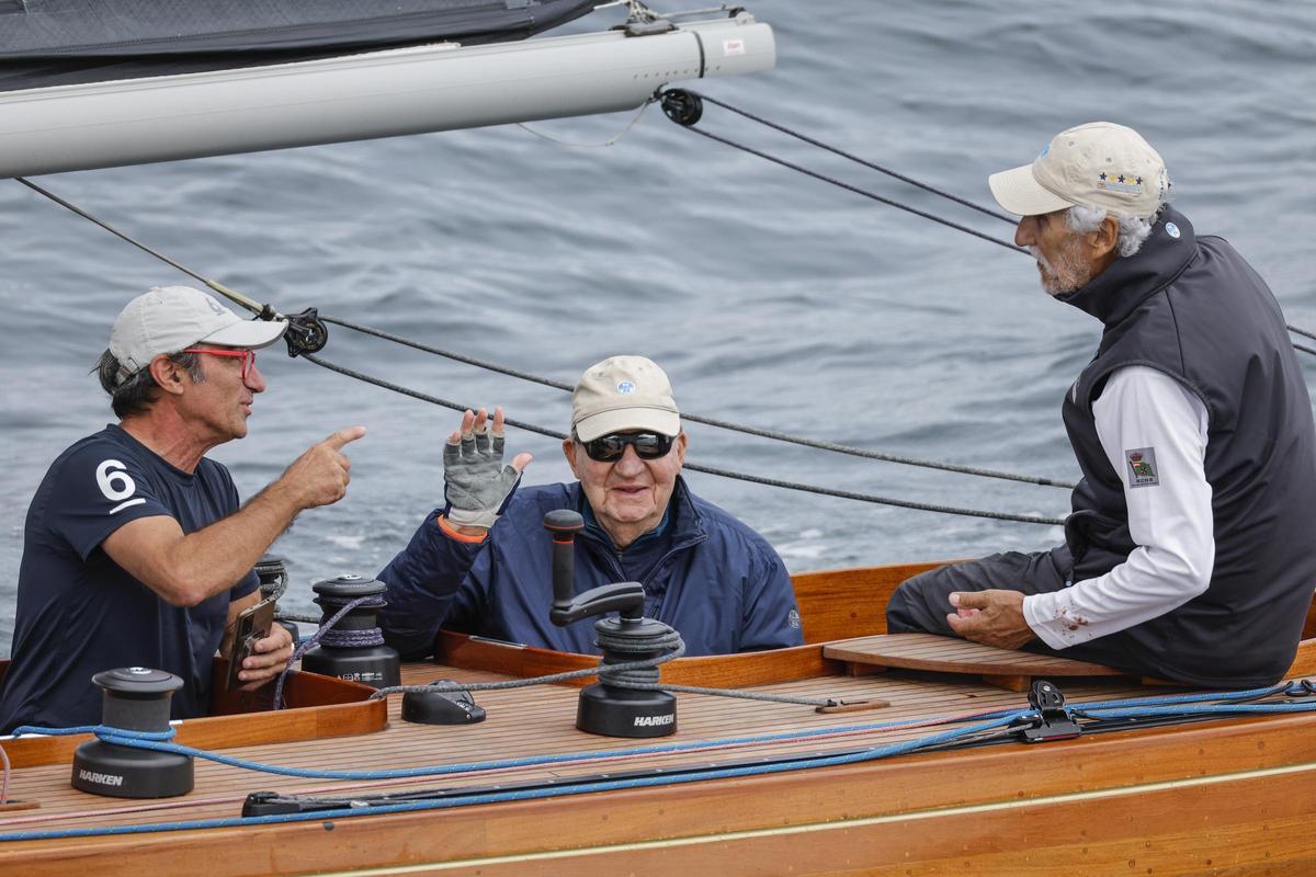 El rey emérito acude a la ría de Pontevedra con la intención de navegar en el 'Bribón'