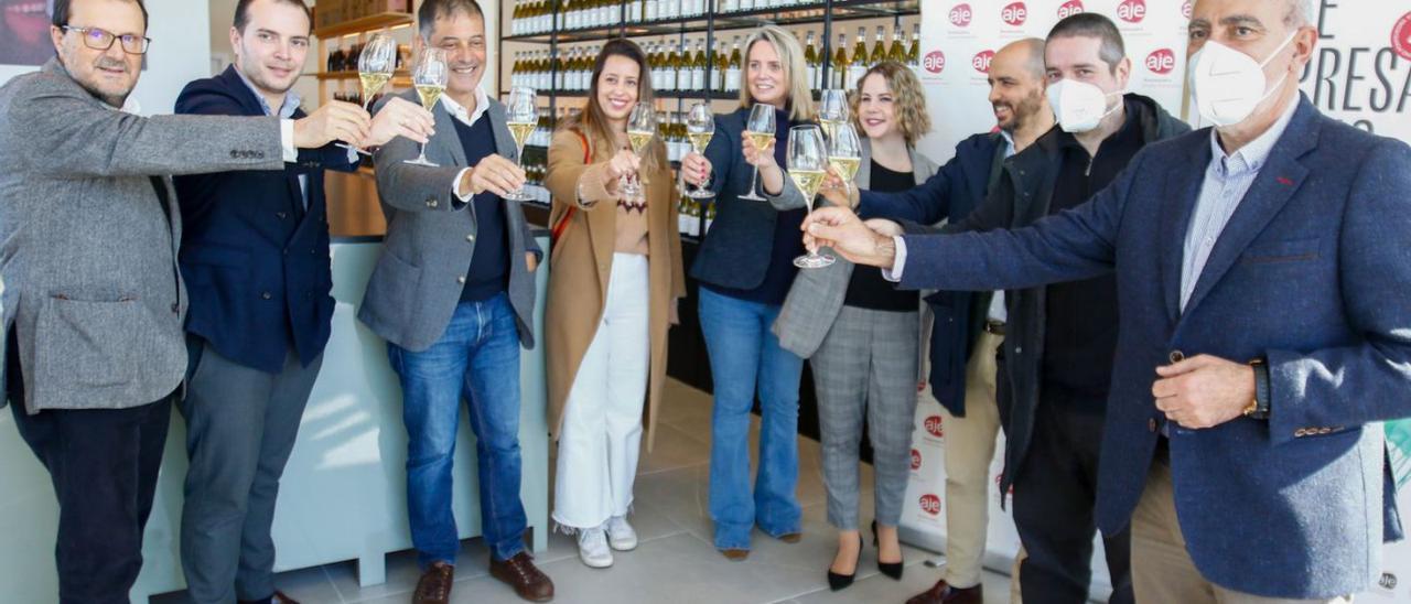 Brindis posterior al anuncio del premio de AJE a Martín Códax, ayer en la bodega cambadesa. |   // IÑAKI ABELLA