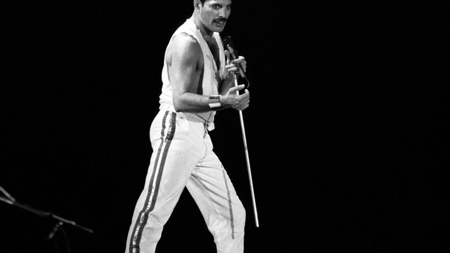 Lágrimas y flores en Londres por tres décadas sin Freddie Mercury