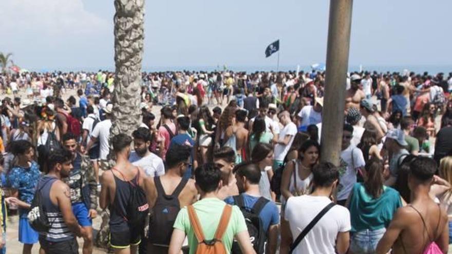 Miles de jóvenes en la playa de San Juan durante el botellón de Santa Faz.