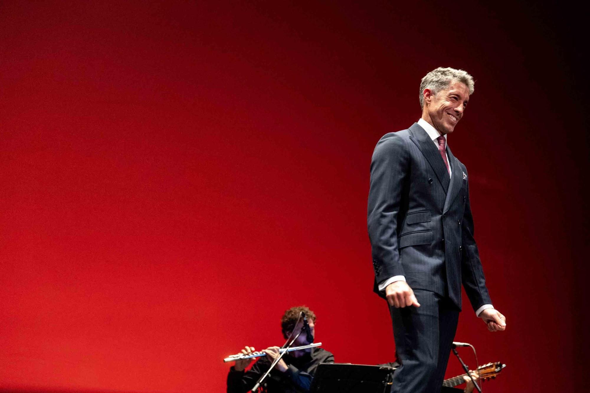 Manuel Escribano pronuncia el pregón de apertura de la Feria de Hogueras en el Teatro Principal de Alicante
