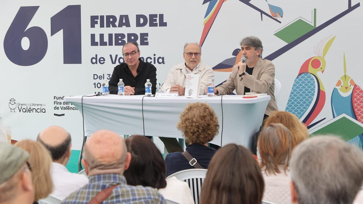 La Fira del Llibre desafía al mal tiempo y celebra un sábado de máxima afluencia
