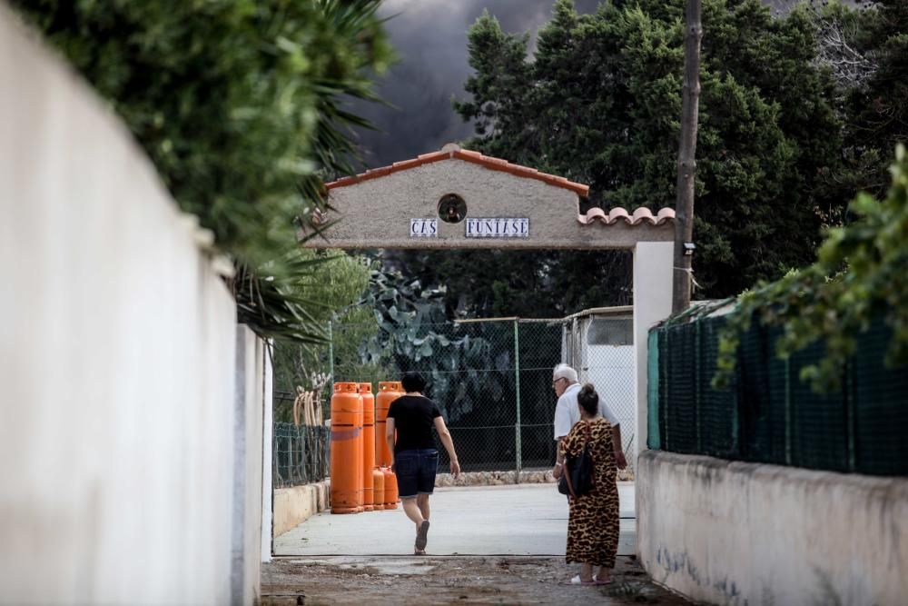 El fuego se originó en una solar lleno de residuos inflamables y donde llegaron a explotar dos bombonas de gas