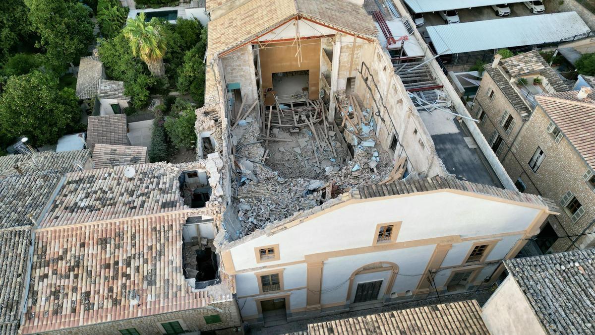Imagen aérea del teatro Defensora de Sóller después del derrumbe de parte de su estructura.