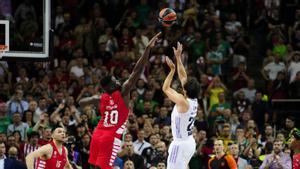 Llull anota la canasta decisiva en la final de la Euroliga del curso pasado.