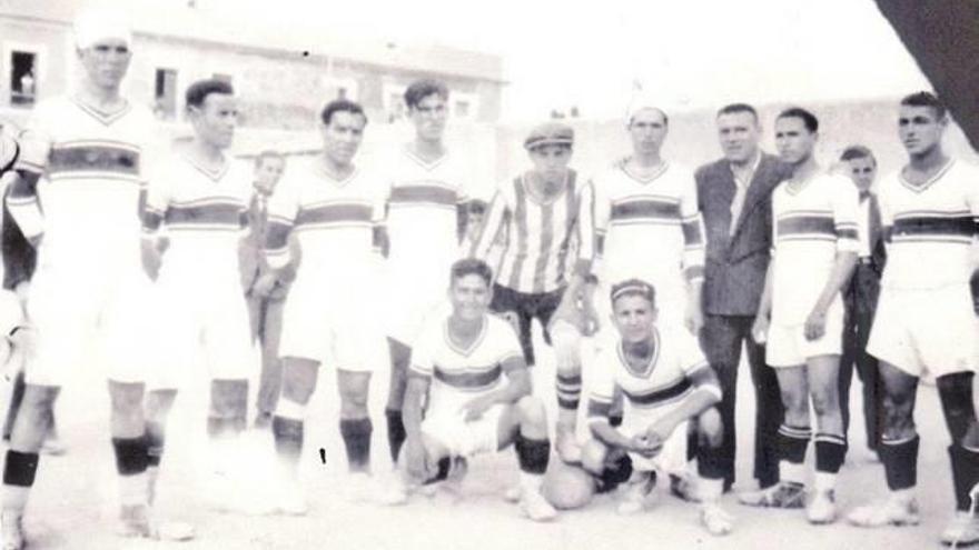 Equipo del Eldense en la temporada 1933-34 en el campo El Parque.