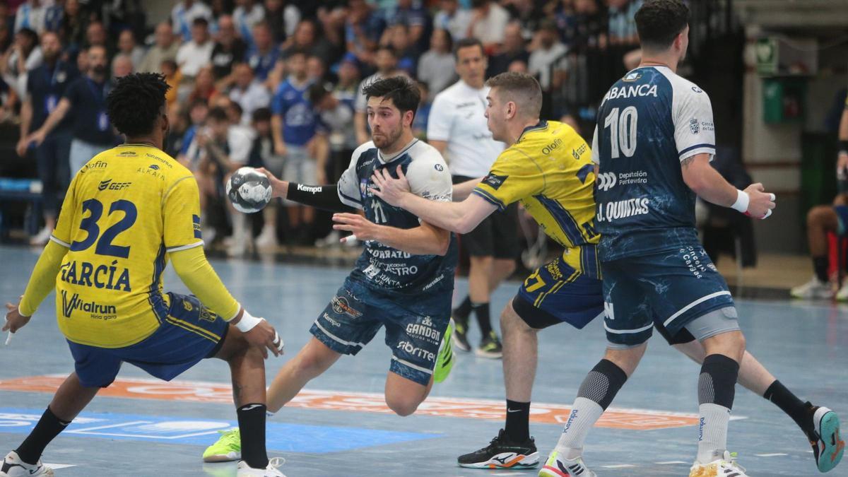 Samu Pereiro en una acción del encuentro entre el Frigoríficos del Morrazo y el Bidasoa Irún.