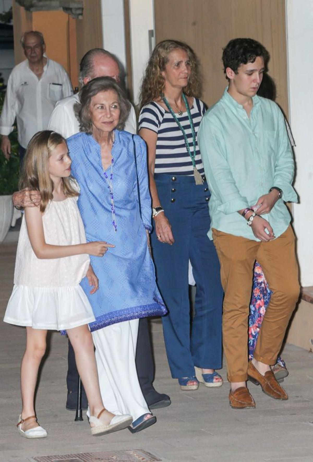 Doña Sofía junto a la Infanta Elena, Froilán y Leonor