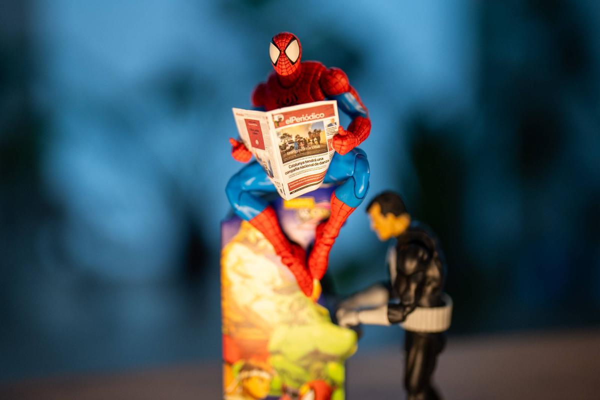 Barcelona. David Cubero, especializado en toy photography, posa con una figura de Spiderman durante un reportaje sobre su trabajo recreando escenas de vacaciones con personajes de ficción y superhéroes. 27 de julio de 2026. Cultura. AUTOR: ZOWY VOETEN