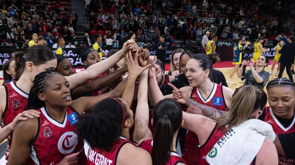 Las jugadoras del Casademont Zaragoza hacen piña tras pasar a semifinales.