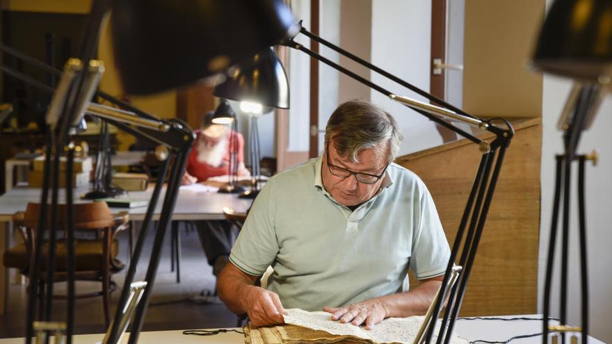 L&#039;historiador Francesc Comas fent lectura d&#039;un testament antic a l&#039;Arxiu Comarcal del Bages, a Manresa.