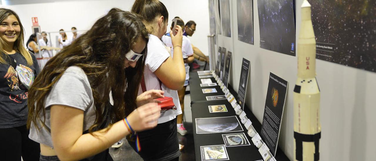 Un experimento que se realizó ayer en la primera jornada de FecitElx, Feria de Ciencias y Tecnologías de la UMH, que finalizará hoy en el Centro de Congresos.