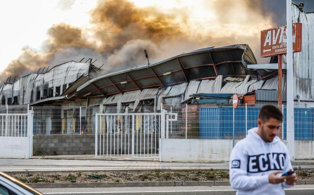 Un incendio arrasa una empresa de regalos en Manises