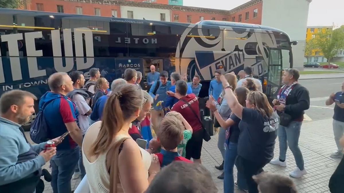 Así fue la llegada de los jugadores del Levante UD a Burgos