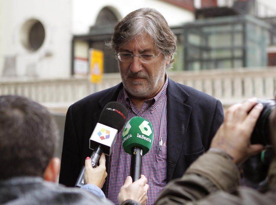 José Antonio Pérez Tapias a su llegada hoy a la sede del PSOE