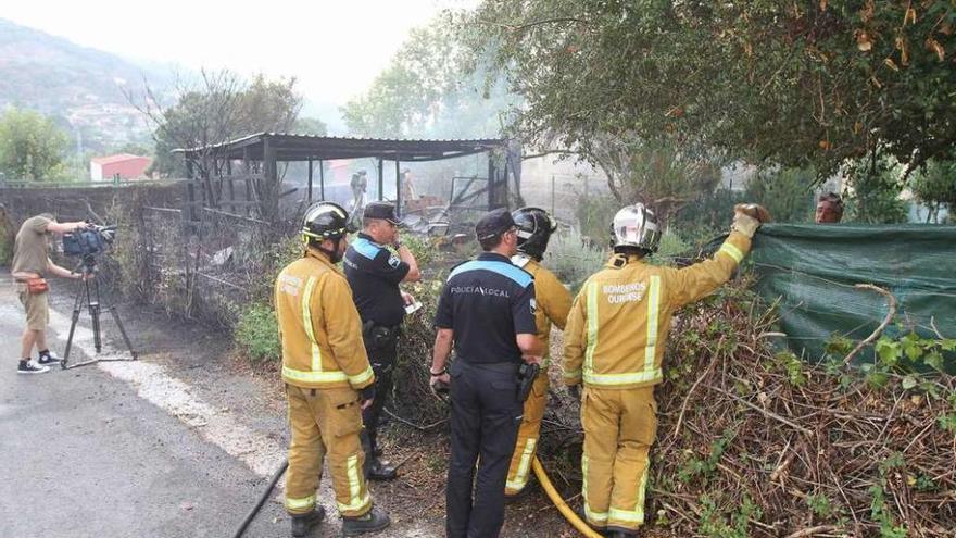 Bomberos y Policía Local actúan junto al galpón incendiado.  // Iñaki Osorio