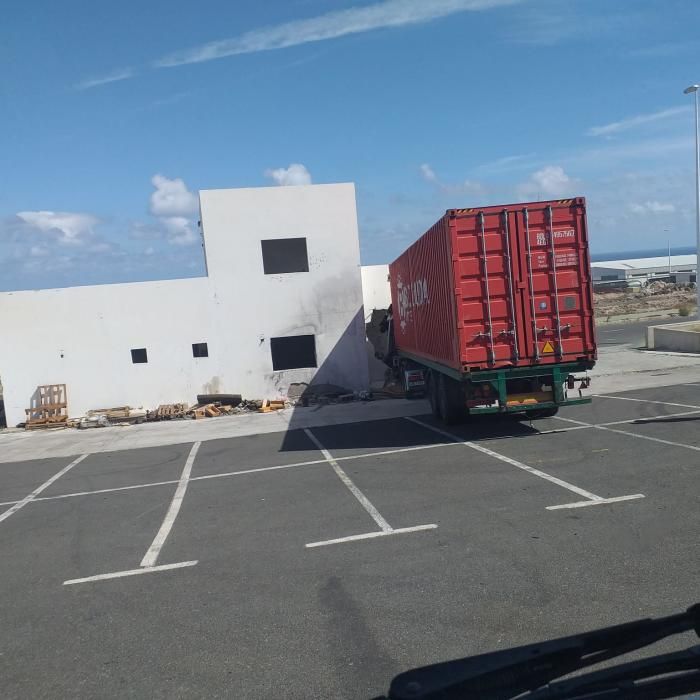 Un camión se empotra en un edificio en El Goro (Gran Canaria)