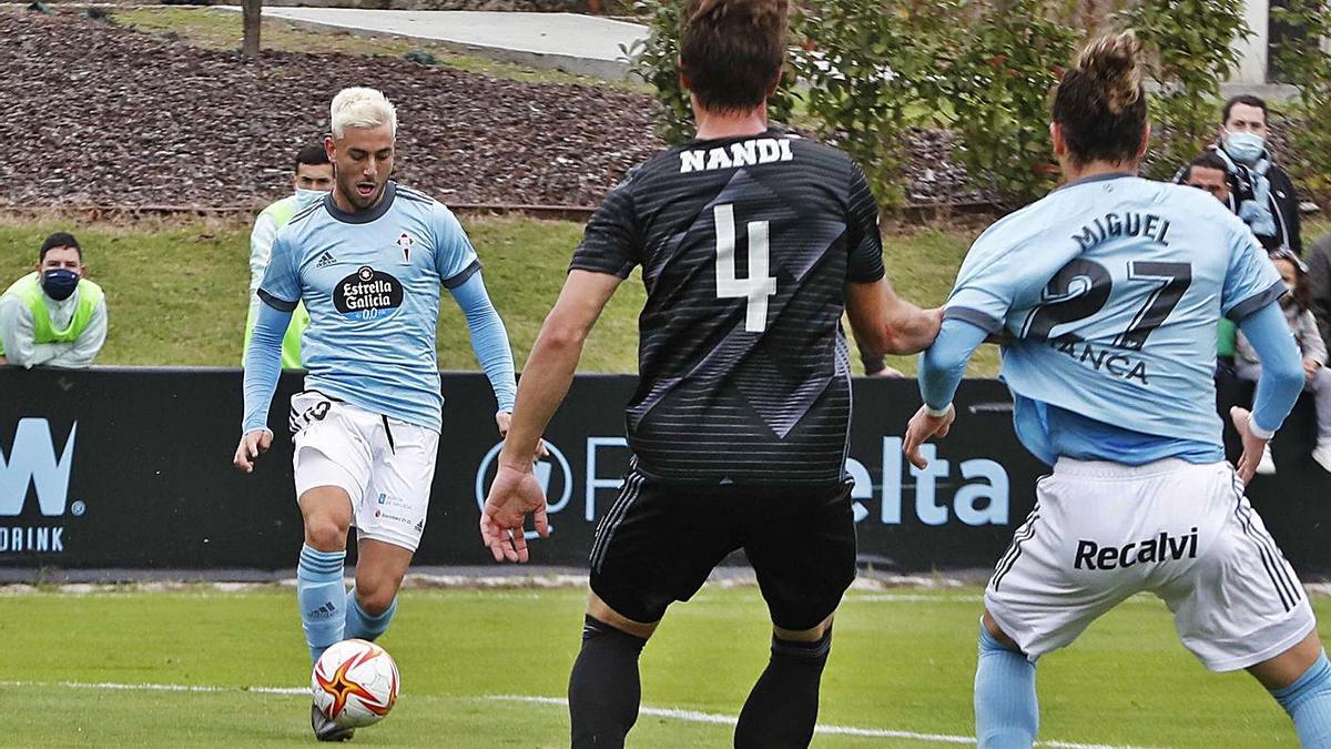 Losada golpea la pelota en un momento del partido de ayer. // PABLO HERNÁNDEZ 