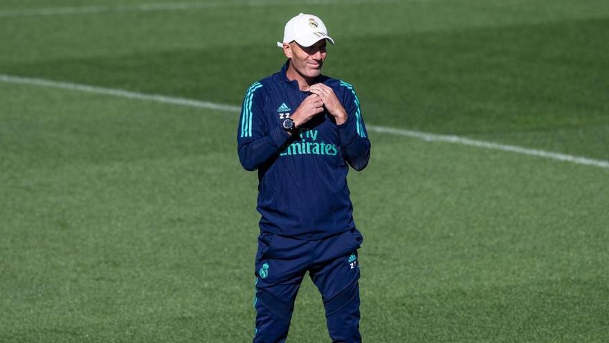 El entrenador del Real Madrid, el francés Zinedine Zidane, durante un entrenamiento en Valdebebas