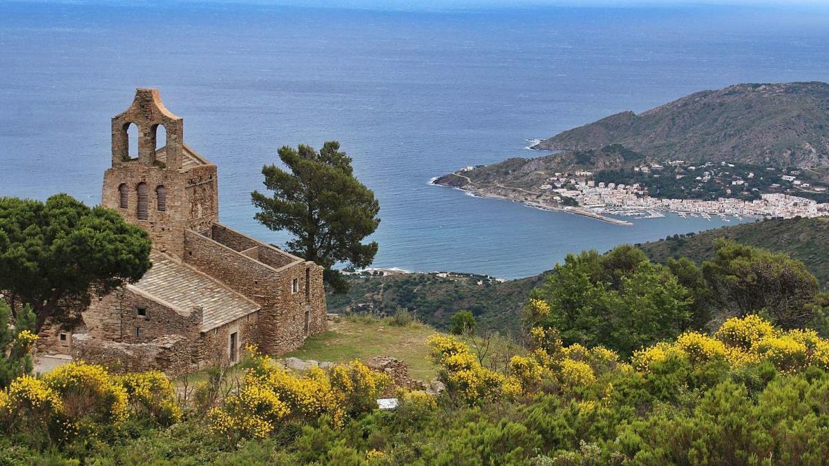 Santa Helena de Rodes amb el Port de la Selva al fons.