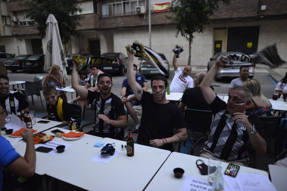 Ambiente: Los aficionados del FC Cartagena se reúnen para ver el partido