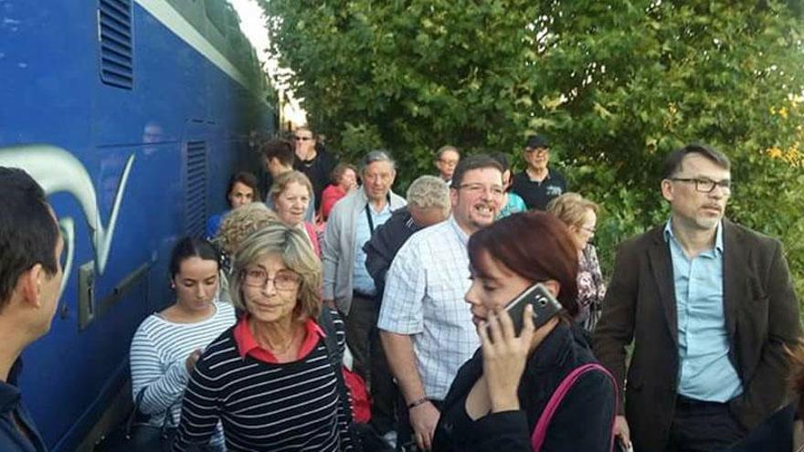 Alguns viatgers van baixar del TGV per marxar a peu.